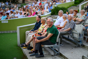 Starówka Jazz Festival – Enerjazzer / Slavia Dixieland Band - Koncert jazzowy w Amfiteatrze w Tarnowie – widok na scenę i zgromadzoną publiczność.