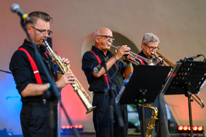 Starówka Jazz Festival – Enerjazzer / Slavia Dixieland Band - Koncert jazzowy w Amfiteatrze w Tarnowie – widok na scenę i zgromadzoną publiczność.