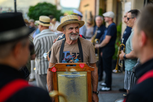 Starówka Jazz Festival – Enerjazzer / Slavia Dixieland Band - Muzycy jazzowi grający na instrumentach podczas radosnego marszu z Rynku do Amfiteatru w Tarnowie w otoczeniu mieszkańców.