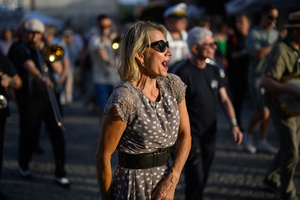 Starówka Jazz Festival – Enerjazzer / Slavia Dixieland Band - Muzycy jazzowi grający na instrumentach podczas radosnego marszu z Rynku do Amfiteatru w Tarnowie w otoczeniu mieszkańców.