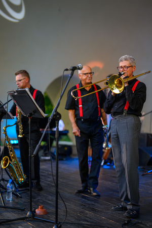 Starówka Jazz Festival – Enerjazzer / Slavia Dixieland Band - Koncert jazzowy w Amfiteatrze w Tarnowie – widok na scenę i zgromadzoną publiczność.
