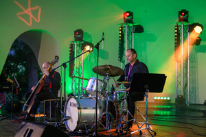 Starówka Jazz Festival – Enerjazzer / Slavia Dixieland Band - Koncert jazzowy w Amfiteatrze w Tarnowie – widok na scenę i zgromadzoną publiczność.