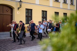 Starówka Jazz Festival – Enerjazzer / Slavia Dixieland Band - Muzycy jazzowi grający na instrumentach podczas radosnego marszu z Rynku do Amfiteatru w Tarnowie w otoczeniu mieszkańców.