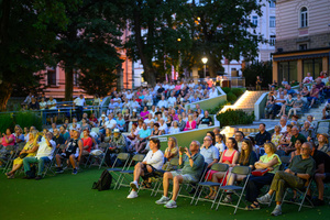 Starówka Jazz Festival – Enerjazzer / Slavia Dixieland Band - Koncert jazzowy w Amfiteatrze w Tarnowie – widok na scenę i zgromadzoną publiczność.