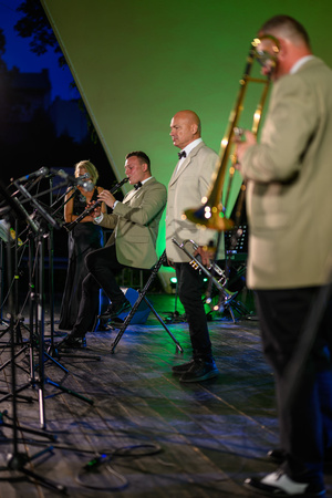 Starówka Jazz Festival – Enerjazzer / Slavia Dixieland Band - Koncert jazzowy w Amfiteatrze w Tarnowie – widok na scenę i zgromadzoną publiczność.
