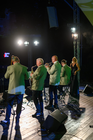 Starówka Jazz Festival – Enerjazzer / Slavia Dixieland Band - Koncert jazzowy w Amfiteatrze w Tarnowie – widok na scenę i zgromadzoną publiczność.