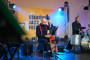 Starówka Jazz Festival – Enerjazzer / Slavia Dixieland Band - Koncert jazzowy w Amfiteatrze w Tarnowie – widok na scenę i zgromadzoną publiczność.