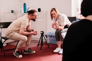 Warsztaty fotograficzne: Brąz van Dyke - Oglądanie i omawianie fotografii na telefonie.