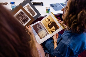 Warsztaty fotograficzne: Brąz van Dyke - Oglądanie przykładowych fotografii, w trakcie wstępu teoretycznego, wykonanych w technice brąz van Dyke.