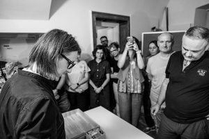 Warsztaty fotograficzne: Brąz van Dyke - Uczestnicy przysłuchujący się wprowadzeniu teoretycznemu do pracy w ciemni.