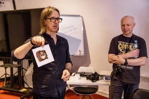 Warsztaty fotograficzne: Brąz van Dyke - Andrzej Grudzień omawia z uczestnikami pierwsze naświetlone fotografie.