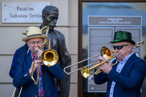Starówka Jazz Festival – Old Boys Band / Big Band Bochnia - Muzycy jazzowi grający na instrumentach podczas radosnego marszu z Rynku do Amfiteatru w Tarnowie w otoczeniu mieszkańców.