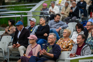 Starówka Jazz Festival – Old Boys Band / Big Band Bochnia - Koncert jazzowy w Amfiteatrze w Tarnowie – widok na scenę i zgromadzoną publiczność.