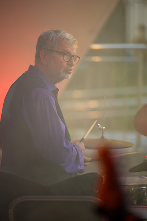 Starówka Jazz Festival – Old Boys Band / Big Band Bochnia - Koncert jazzowy w Amfiteatrze w Tarnowie – widok na scenę i zgromadzoną publiczność.