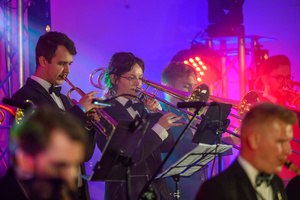 Starówka Jazz Festival – Old Boys Band / Big Band Bochnia - Koncert jazzowy w Amfiteatrze w Tarnowie – widok na scenę i zgromadzoną publiczność.