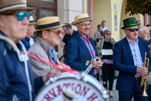 Starówka Jazz Festival – Old Boys Band / Big Band Bochnia - Muzycy jazzowi grający na instrumentach podczas radosnego marszu z Rynku do Amfiteatru w Tarnowie w otoczeniu mieszkańców.