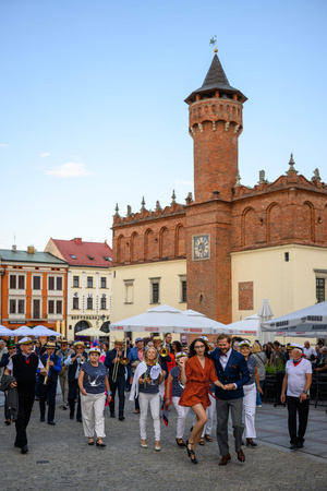 Starówka Jazz Festival – Old Boys Band / Big Band Bochnia - Muzycy jazzowi grający na instrumentach podczas radosnego marszu z Rynku do Amfiteatru w Tarnowie w otoczeniu mieszkańców.