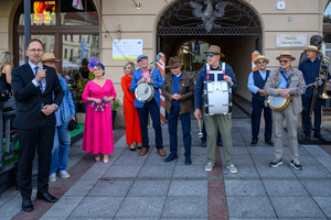 Starówka Jazz Festival – Old Boys Band / Big Band Bochnia - Muzycy jazzowi grający na instrumentach podczas radosnego marszu z Rynku do Amfiteatru w Tarnowie w otoczeniu mieszkańców.