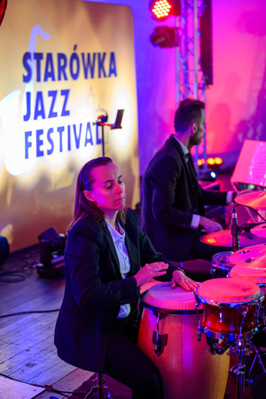 Starówka Jazz Festival – Old Boys Band / Big Band Bochnia - Koncert jazzowy w Amfiteatrze w Tarnowie – widok na scenę i zgromadzoną publiczność.