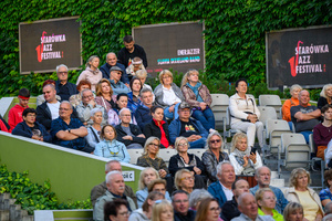 Starówka Jazz Festival – Old Boys Band / Big Band Bochnia - Koncert jazzowy w Amfiteatrze w Tarnowie – widok na scenę i zgromadzoną publiczność.