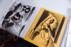 Warsztaty fotograficzne: Guma dwuchromianowa - Negatywy uczestniczki, które służyły do tworzenia odbitek w procesie naświetlenia pod lampą UV.