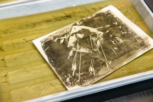 Warsztaty fotograficzne: Guma dwuchromianowa - Praca w procesie płukania zanurzona w wodzie w kuwecie.