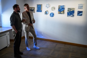 Wystawa: Alchemia obrazu - Od lewej Marcin Dąbek kurator wystawy oraz Tomasz Kapturkiewicz Dyrektor Tarnowskiego Centrum Kultury.