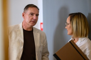 Wystawa: Alchemia obrazu - Od lewej Tomasz Kapturkiewicz Dyrektor Tarnowskiego Centrum Kultury i Paulina Michałek Prezes Tarnowskiego Towarzystwa Fotograficznego