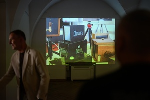 Wystawa: Alchemia obrazu - Publiczność oglądająca wystawę.