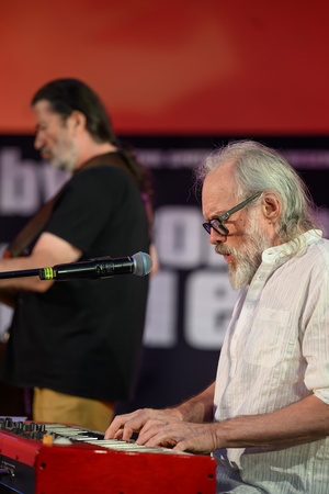 Był Sobie Blues 2026: Śląska Grupa Bluesowa - Na scenie na pierwszym planie grający na klawiszach Krzysztof Głuch