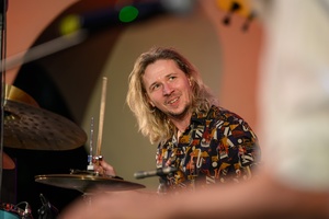 Był Sobie Blues 2026: Śląska Grupa Bluesowa - Na scenie na pierwszym planie grający na perkusji Maks Ziobro