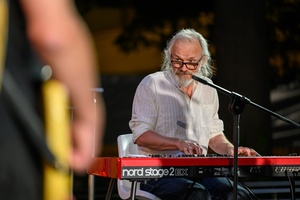 Był Sobie Blues 2026: Śląska Grupa Bluesowa - Na scenie grający na klawiszach i śpiewający Krzysztof Głuch