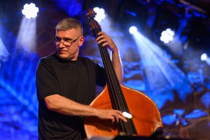Jazzowa jesień w TCK: Piotr Wyleżoł Trio - Sławomir Kurkiewicz grający na kontrabasie podczas koncertu Piotr Wyleżoł Trio