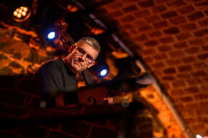Jazzowa jesień w TCK: Piotr Wyleżoł Trio - Sławomir Kurkiewicz grający na kontrabasie podczas koncertu Piotr Wyleżoł Trio