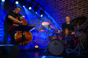 Jazzowa jesień w TCK: Piotr Wyleżoł Trio - Piotr Wyleżoł Trio na scenie Piwnic Tarnowskiego Centrum Kultury