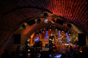 Jazzowa jesień w TCK: Piotr Wyleżoł Trio - Piotr Wyleżoł Trio na scenie Piwnic Tarnowskiego Centrum Kultury