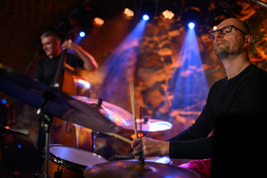 Jazzowa jesień w TCK: Piotr Wyleżoł Trio - Łukasz Żyta grający na perkusji podczas koncertu Piotr Wyleżoł Trio