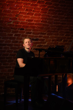 Jazzowa jesień w TCK: Piotr Wyleżoł Trio - Piotr Wyleżoł grający na fortepianie