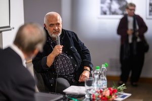 Wystawa: Zrozumie życie - Tadeusz Koniarz w trakcie spotkania, odpowiadający na pytanie.