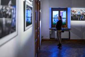 Wystawa: Zrozumie życie - Publiczność oglądająca wystawę.