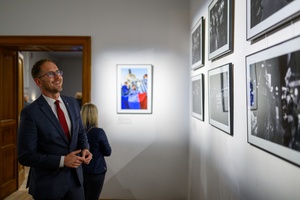 Wystawa: Zrozumie życie - Prezydent Miasta Tarnowa Jakub Kwaśny oglądający wystawę.