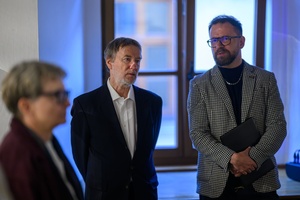 Wystawa: Zrozumie życie - Marek Grygiel i Marcin Dąbek w oczekiwaniu na otwarcie wystawy.