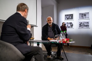 Wystawa: Zrozumie życie - Marek Grygiel zadający pytanie Tadeuszowi Koniarzowi w trakcie spotkania.