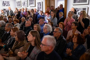 Wystawa: Zrozumie życie - Publiczność podczas zapowiedzi na otwarcie.