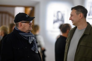 Wystawa: Zrozumie życie - Publiczność oglądająca wystawę.