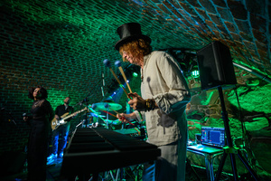 Koncert jazzowy - Bernard Maseli "The Nomads" - Bernard Maseli gra na instrumencie MalletKAT w zielonym świetle.
