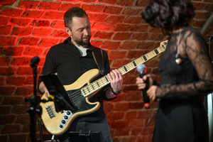 Koncert jazzowy - Bernard Maseli "The Nomads" - Michał Kapczuk gra na gitarze basowej.