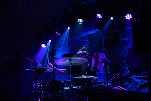 Koncert jazzowy - Bernard Maseli "The Nomads" - The Nomads w snopach niebieskiego światła. Skład zespołu: Rouhangeze, Bernard Maseli, Michał Kapczuk i Paweł Dobrowolski.