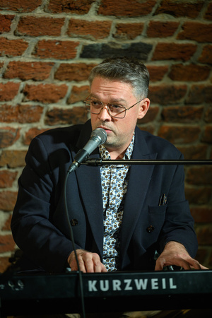 Koncert - Pracownia Piosenki "O jesieni..." - Sławek Ramian przy pianinie i mikrofonie.