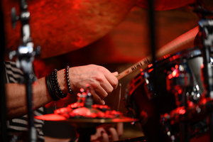 Koncert: LNSD Quartet - Paweł Dobrowolski gra na perkusji.